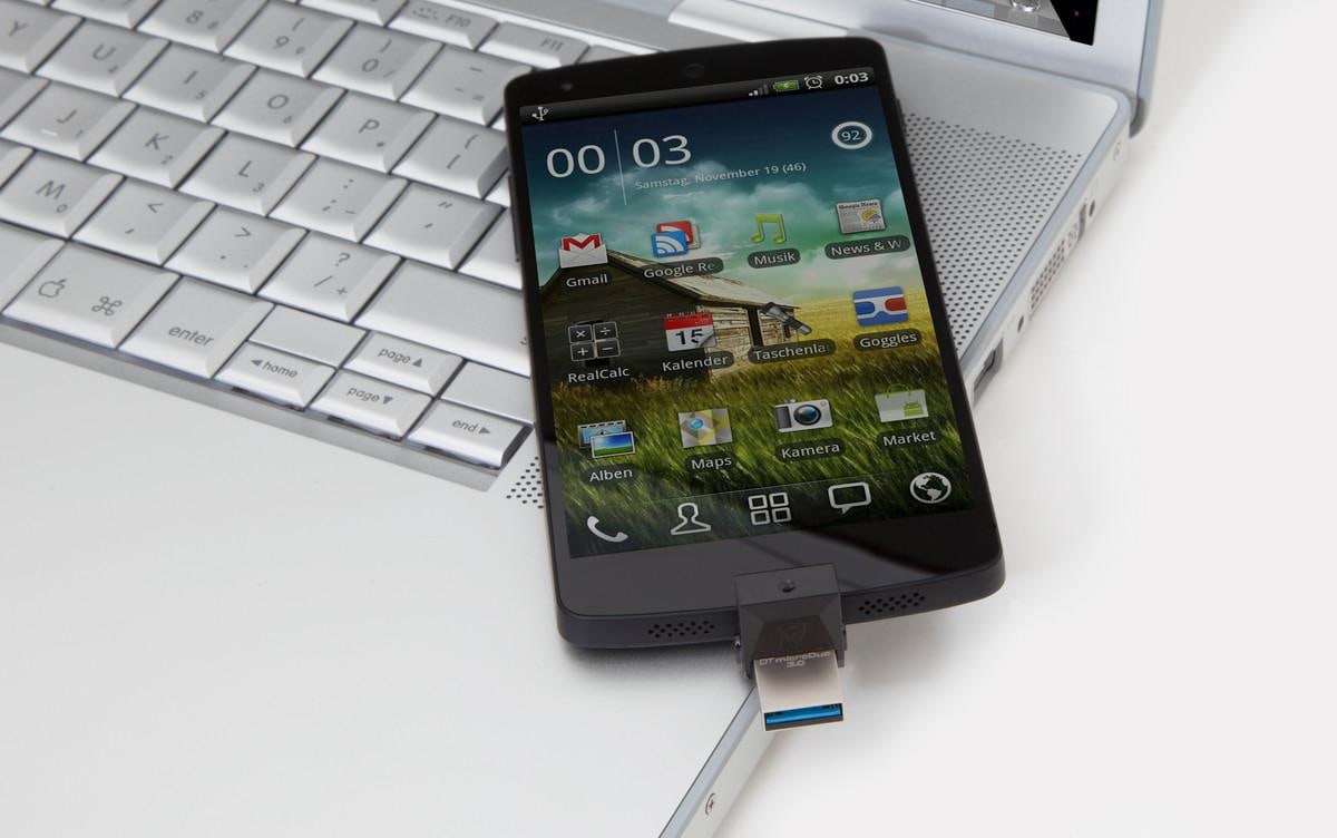 DataTraveler_microDuo_3_DTDUO3-cellphone_laptop